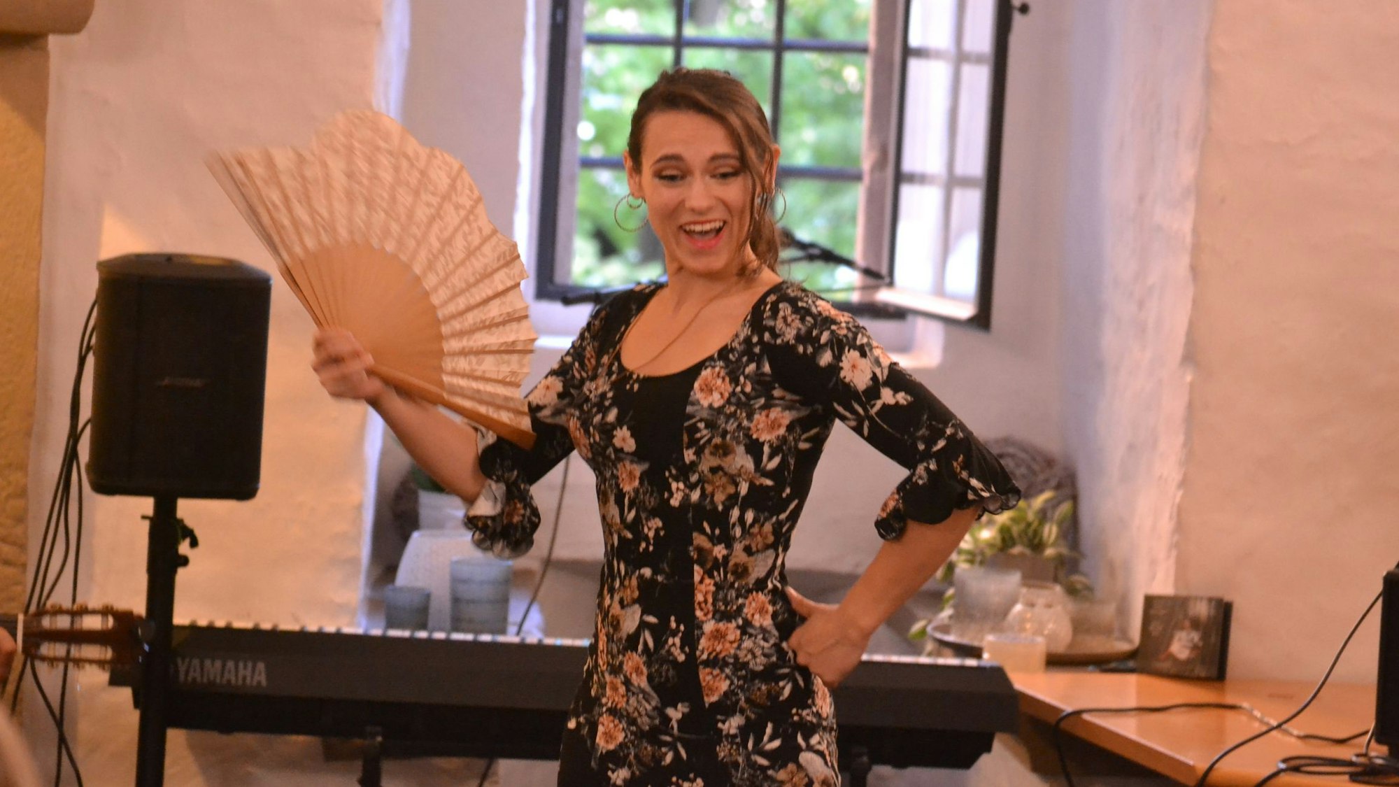 Indra Sani tanzt mit einem Flamenco-Fächer.