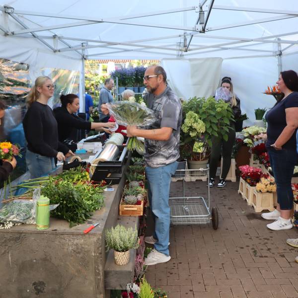 Sämtliche Blumensträuße hatten die Inhaber und Mitarbeiter des Blumenhaus Jonas noch in der Nacht frisch gebunden. Gegen 10 Uhr am Samstagmorgen standen die Kunden bereits Schlange im neuen provisorisch aufgebauten Blumenhaus.
