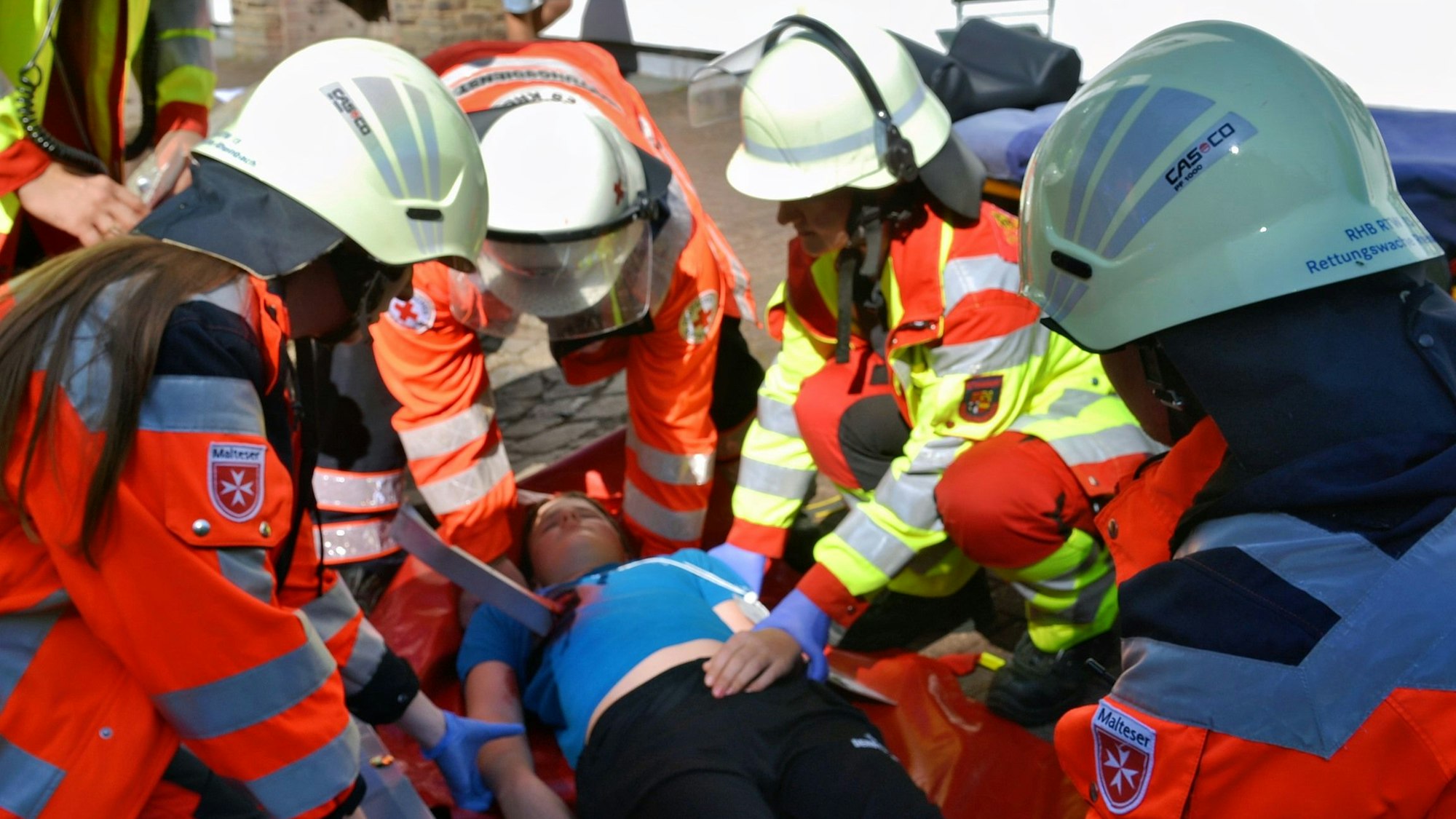Notärzte kümmern sich im Rahmen einer Übung an der Steinbachtalsperre bei Euskirchen um eine Person, die einen Verletzten spielt.