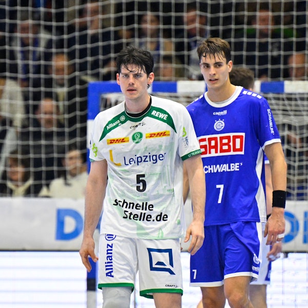 VfL-Kapitän Julian Köster, hier mit Leipzigs Abwehrspieler Simon Ernst
