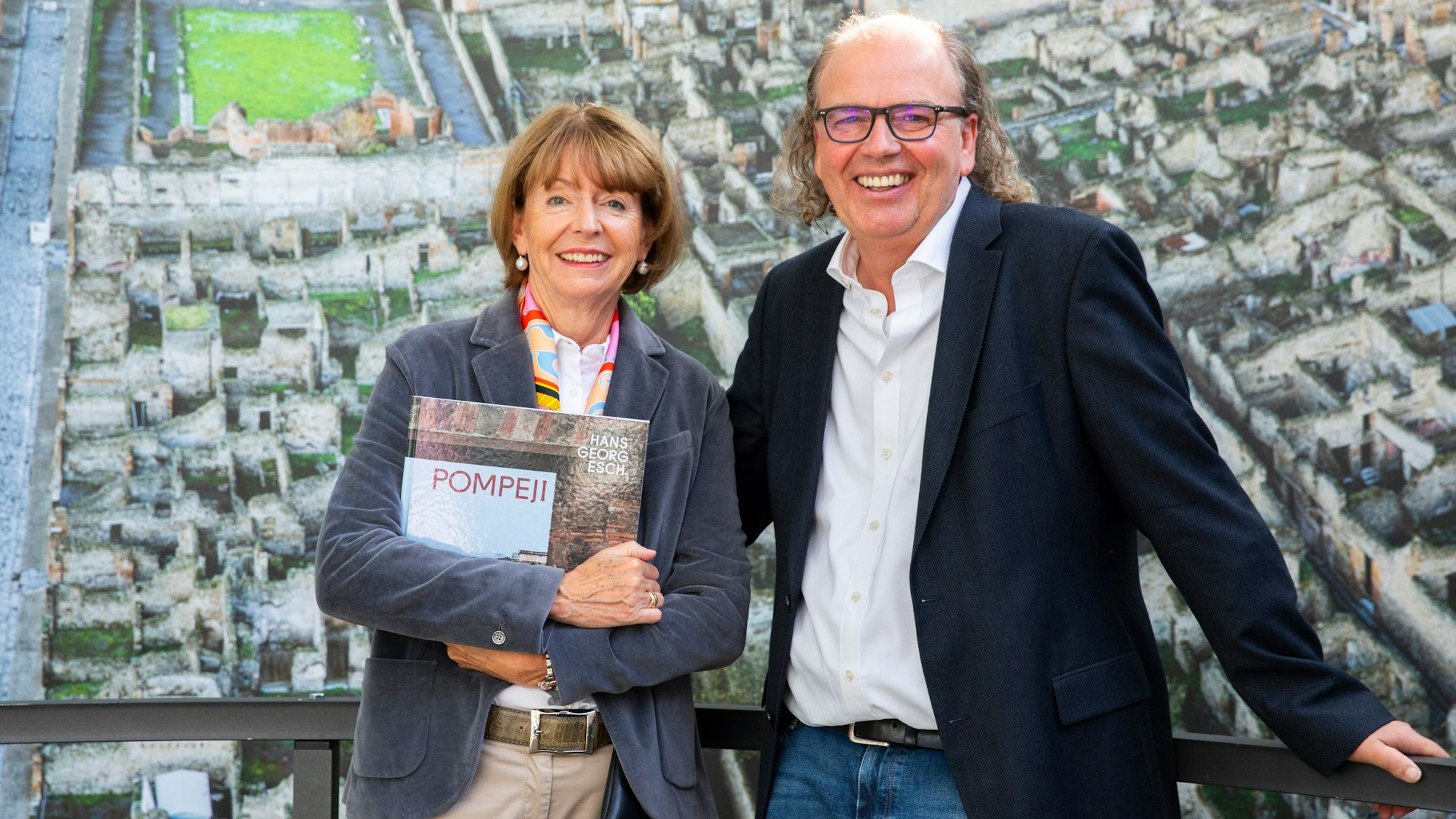 Oberbürgermeisterin Henriette Reker und Architekturfotograf Hans Georg Esch in der Ausstellung „Pompeji“ auf dem Neumarkt.