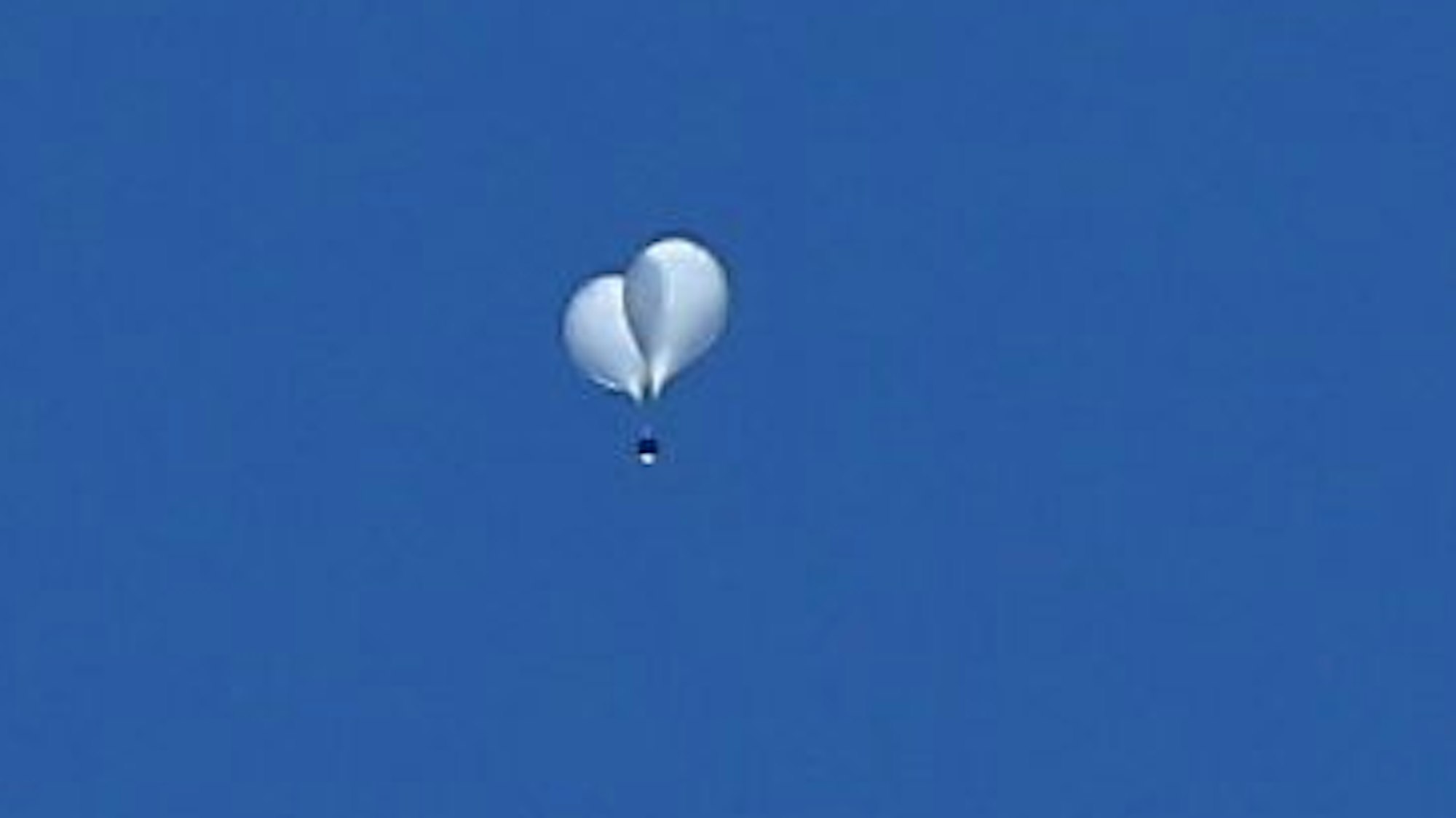 Ein Objekt, bei dem es sich vermutlich um einen von Nordkorea entsandten Müllballon handelt, wird über dem Bezirk Yongsan in Seoul gesichtet, wo sich das Präsidialamt befindet. (Archivbild)
