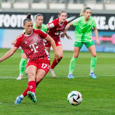 GOOGLE PIXEL Frauen-Bundesliga: VfL Wolfsburg - 1. FC Köln 22.09.2024 Nicole Billa 1. FC Köln, 17 verwandelt den Elfmeter zum 0:1 GOOGLE PIXEL Frauen-Bundesliga: VfL Wolfsburg - 1. FC Köln, Wolfsburg, AOK Stadion am 22.09.2024 DFB REGULATIONS PROHIBIT ANY USE OF PHOTOGRAPHS AS IMAGE SEQUENCES AND/OR QUASI-VIDEO. *** GOOGLE PIXEL Womens Bundesliga VfL Wolfsburg 1 FC Köln 22 09 2024 Nicole Billa 1 FC Köln, 17 converts the penalty to 0 1 GOOGLE PIXEL Womens Bundesliga VfL Wolfsburg 1 FC Köln, Wolfsburg, AOK Stadion on 22 09 2024 DFB REGULATIONS PROHIBIT ANY USE OF PHOTOGRAPHS AS IMAGE SEQUENCES AND OR QUASI VIDEO Copyright: xBEAUTIFULxSPORTS/Wunderlx
