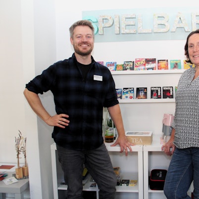 Matthias Worms und Laura Schweikhart an der „Spielbar“.