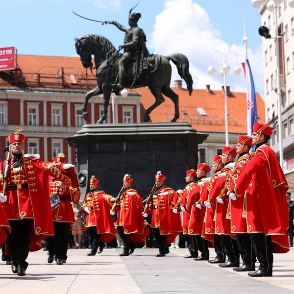 ARCHIV - 24.03.2017, Kroatien, Zagreb: Die Ehrengarde des Cravat-Regiments marschiert am 27.05.2017 in Zagreb (Kroatien) durch die Innenstadt. Kroatien feiert am 28. Mai mit dem Tag der Streitkräfte die Gründung einer Armee vor 26 Jahren.