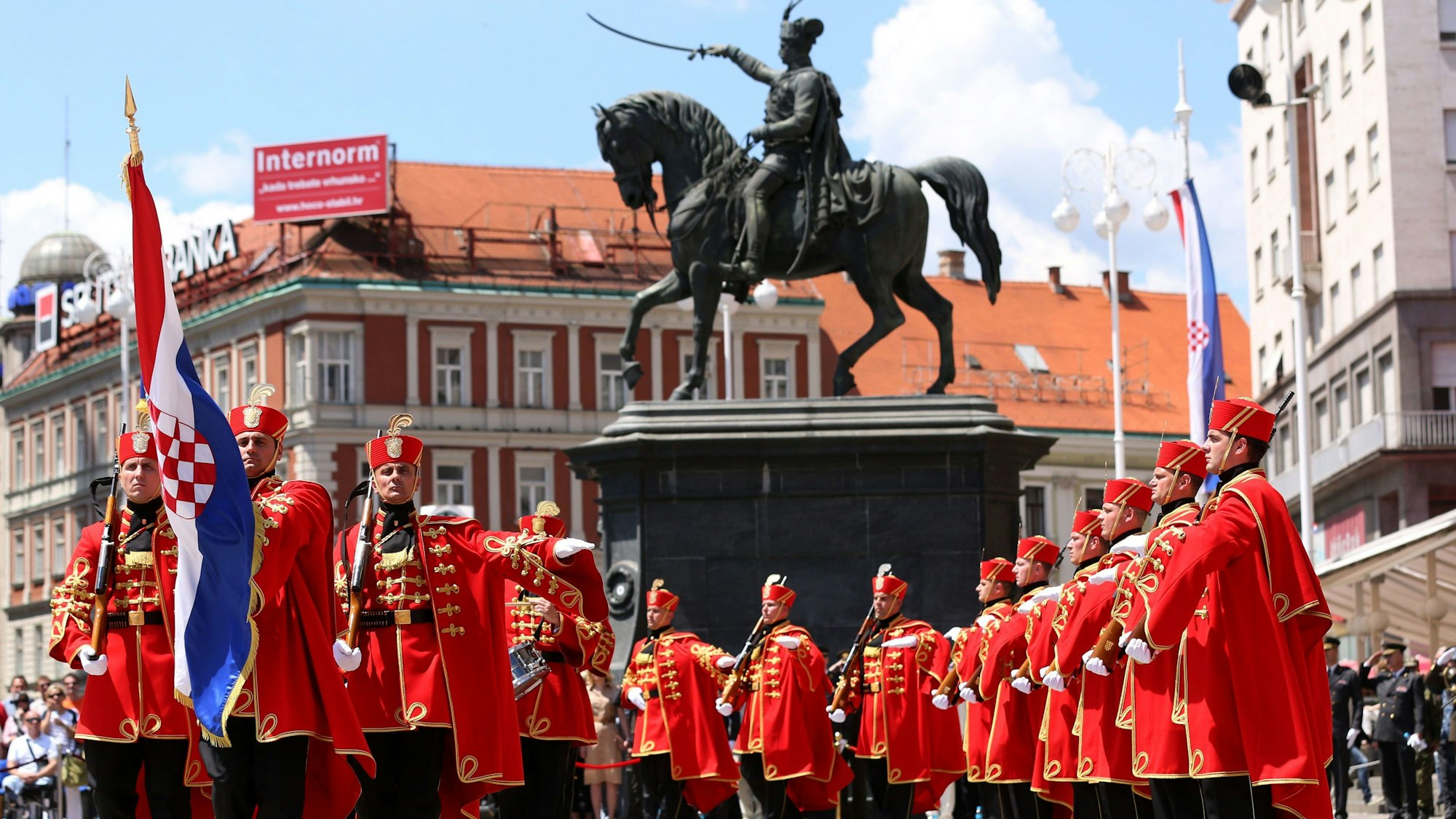 ARCHIV - 24.03.2017, Kroatien, Zagreb: Die Ehrengarde des Cravat-Regiments marschiert am 27.05.2017 in Zagreb (Kroatien) durch die Innenstadt. Kroatien feiert am 28. Mai mit dem Tag der Streitkräfte die Gründung einer Armee vor 26 Jahren.