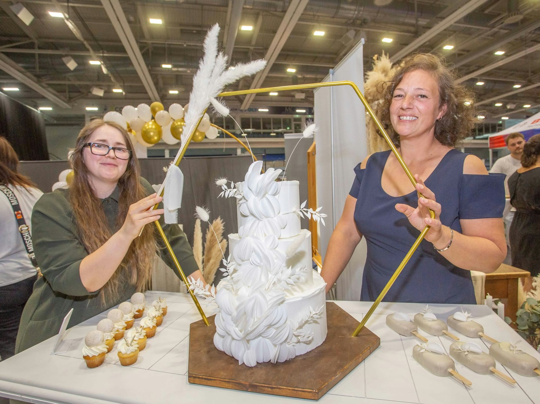Die Bäckerei Schmidt hatte Torten ganz in Weiß und in anderen Farben.