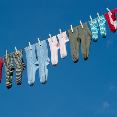 Socken hängen auf einer Wäscheleine.