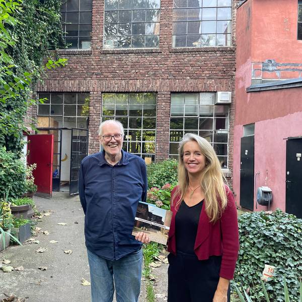 Der Künstler Josta Stapper lebt und arbeitet seit 45 Jahren in der Wachsfabrik. Künstlerin Jeannette de Payrebrunne ist die Sprecherin der GBR.