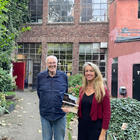 Der Künstler Josta Stapper lebt und arbeitet seit 45 Jahren in der Wachsfabrik. Künstlerin Jeannette de Payrebrunne ist die Sprecherin der GBR.