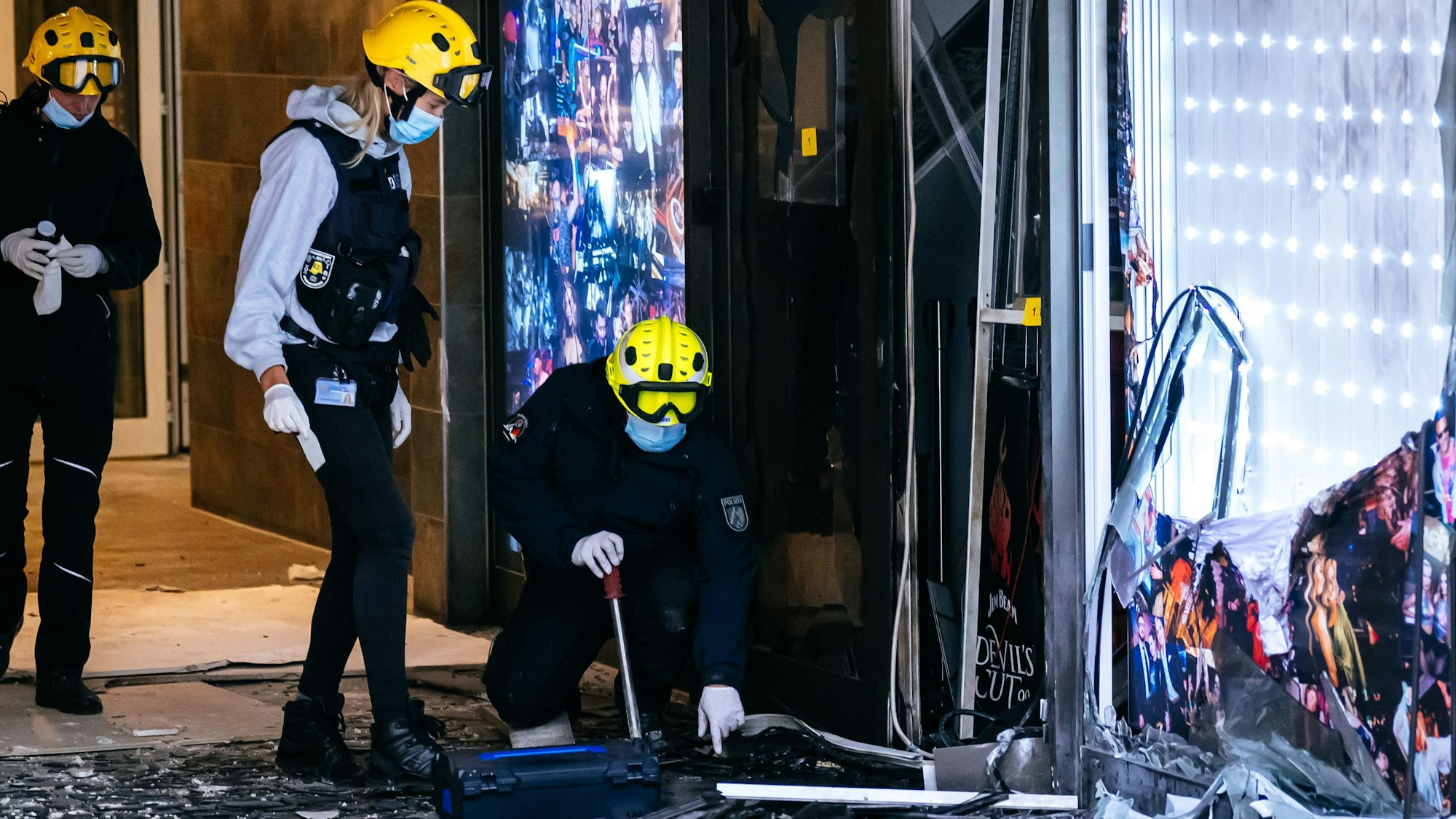 Ermittler arbeiten am Nachtclub Vanity