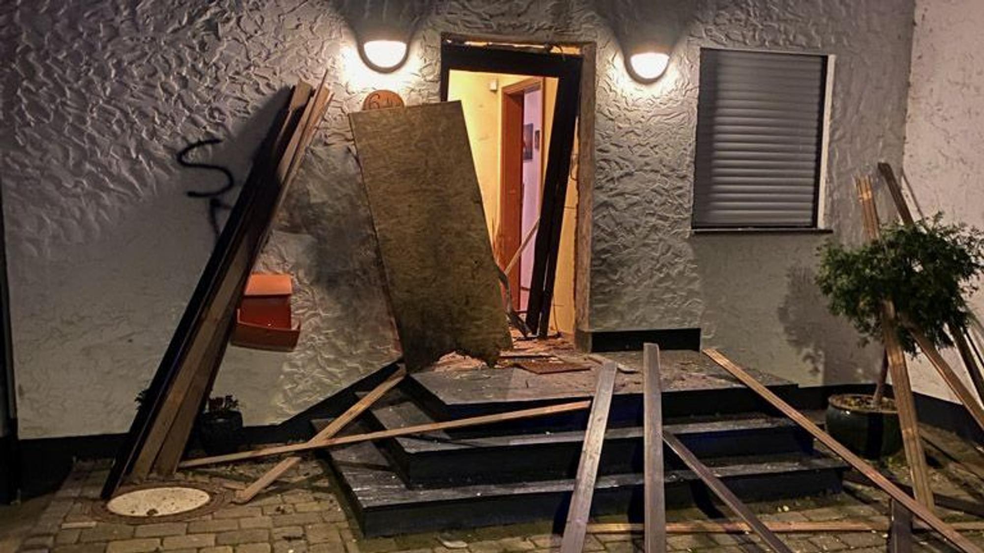 Schäden an einem Haus in der Erhard-Fischer-Straße in Adendorf nach einer Explosion. Sprengstofferkundung durch die Feuerwehr