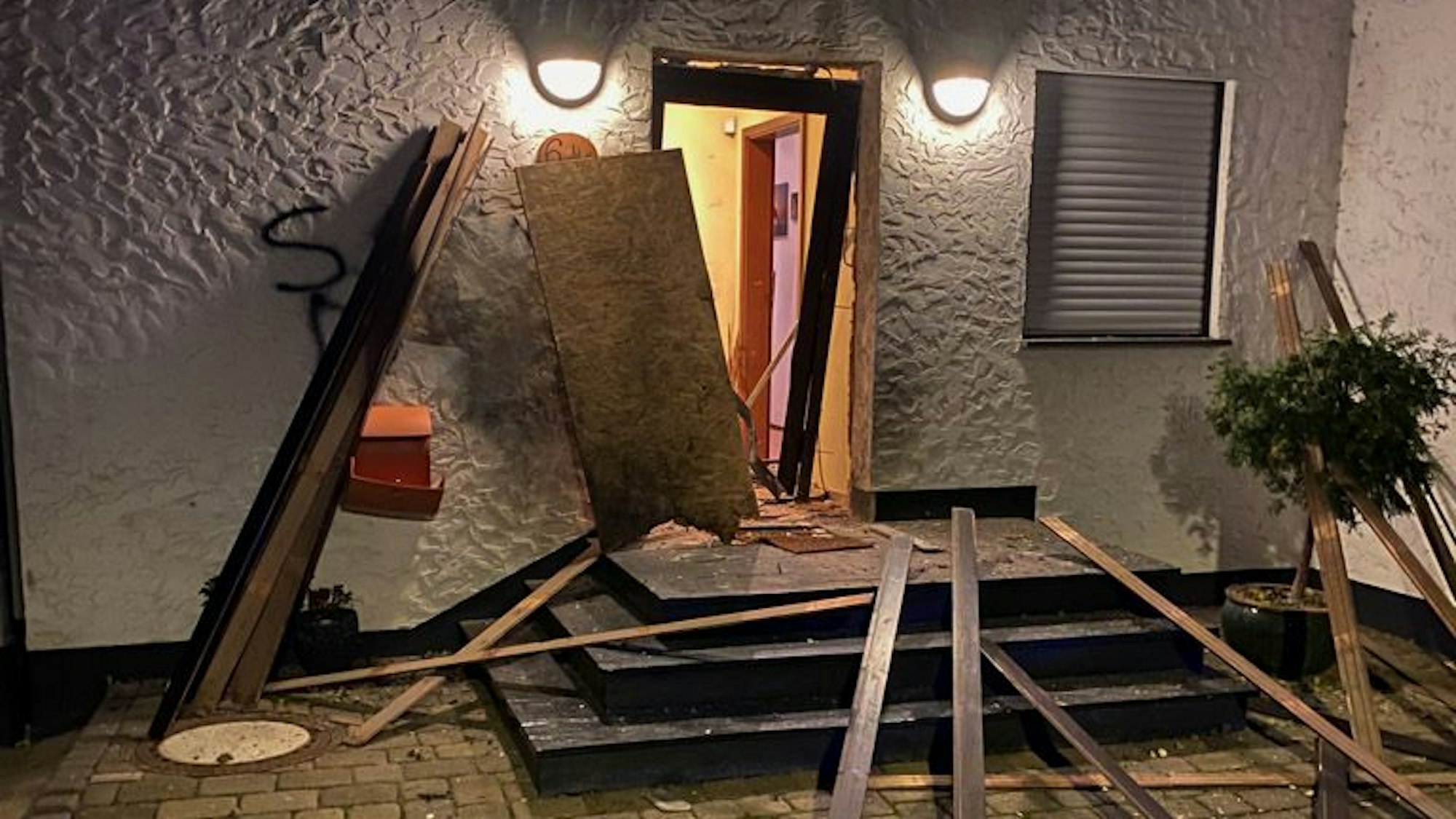 Schäden an einem Haus in der Erhard-Fischer-Straße in Adendorf nach einer Explosion. Sprengstofferkundung durch die Feuerwehr