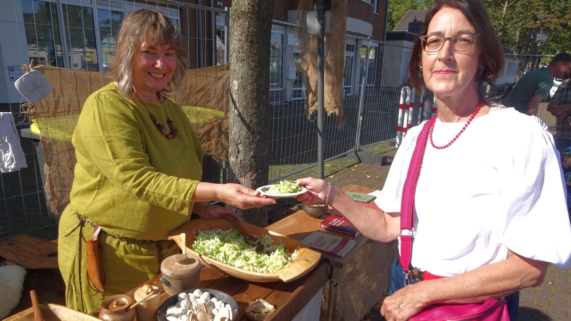 Feldsalat und Chinakohl aus der keltischen Probierküche von Claudia Eul aus Euskirchen-Kirchheim (links). Besucherin Monika Lücking aus dem Emsland freut sich.