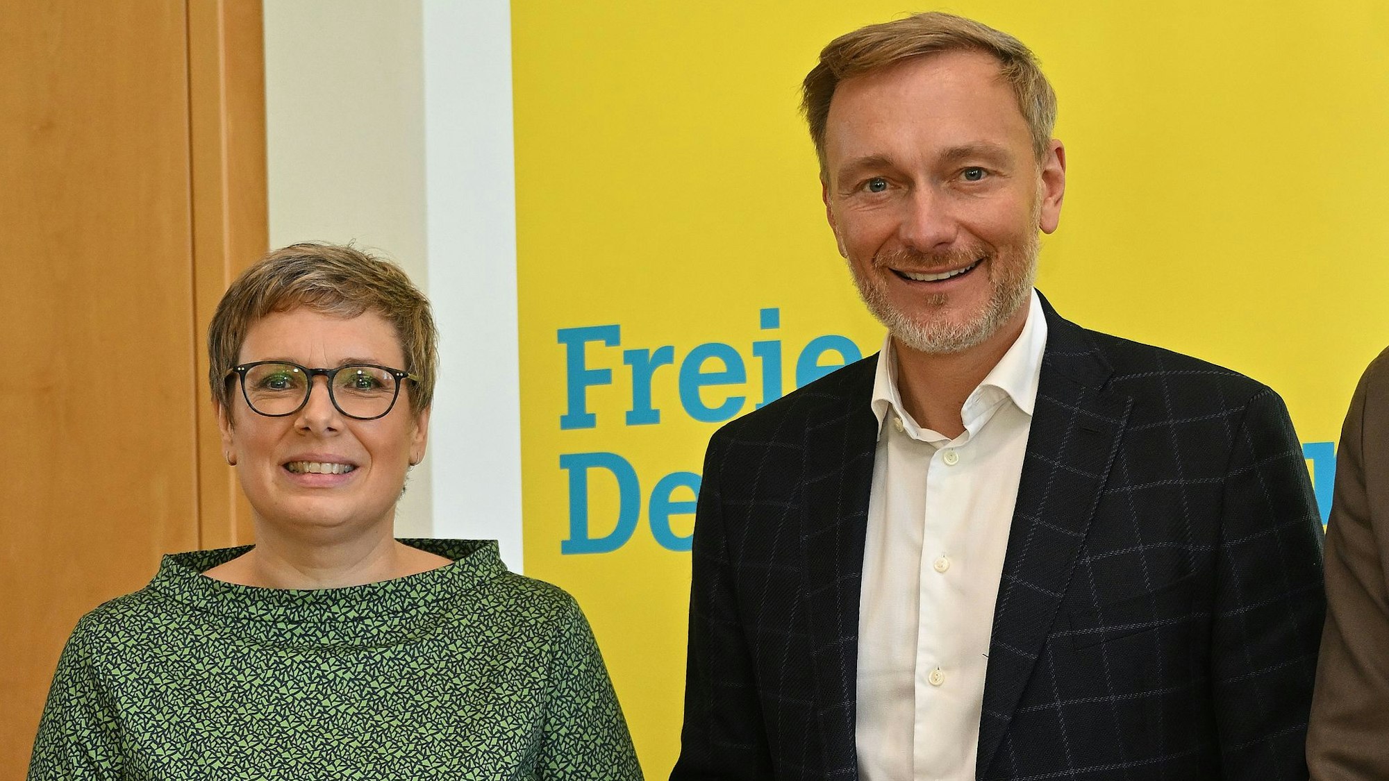 Bei einem FDP-Empfang mit Christian Lindner steht Dorothee Wasmuth neben Christian Lindner.