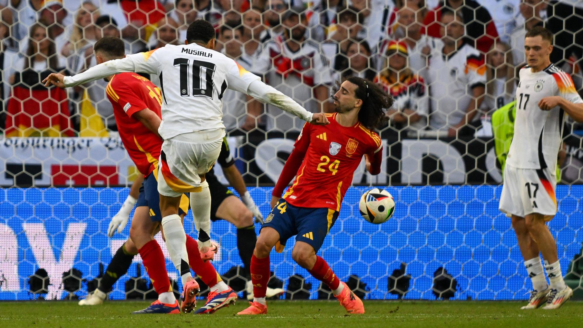 Deutschlands Jamal Musiala schoss dem spanischen Nationalspieler Marc Cucurella im EM-Halbfinale den Ball gegen den vom Körper abgespreizten Arm. Der Elfmeterpfiff blieb jedoch aus. Ein Fehler, wie auch die Uefa nun erklärte.