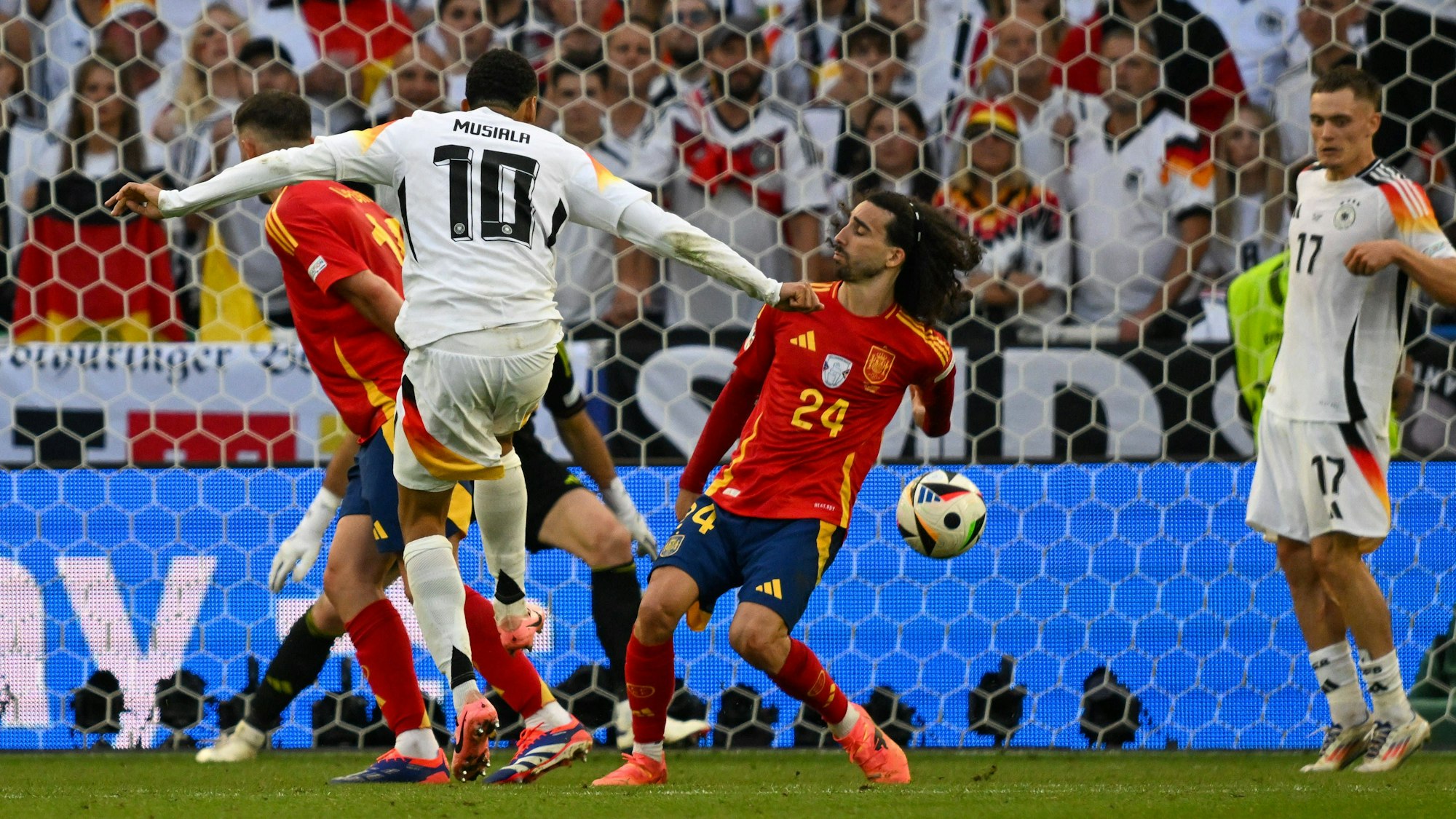 Deutschlands Jamal Musiala schoss dem spanischen Nationalspieler Marc Cucurella im EM-Halbfinale den Ball gegen den vom Körper abgespreizten Arm. Der Elfmeterpfiff blieb jedoch aus. Ein Fehler, wie auch die Uefa nun erklärte.