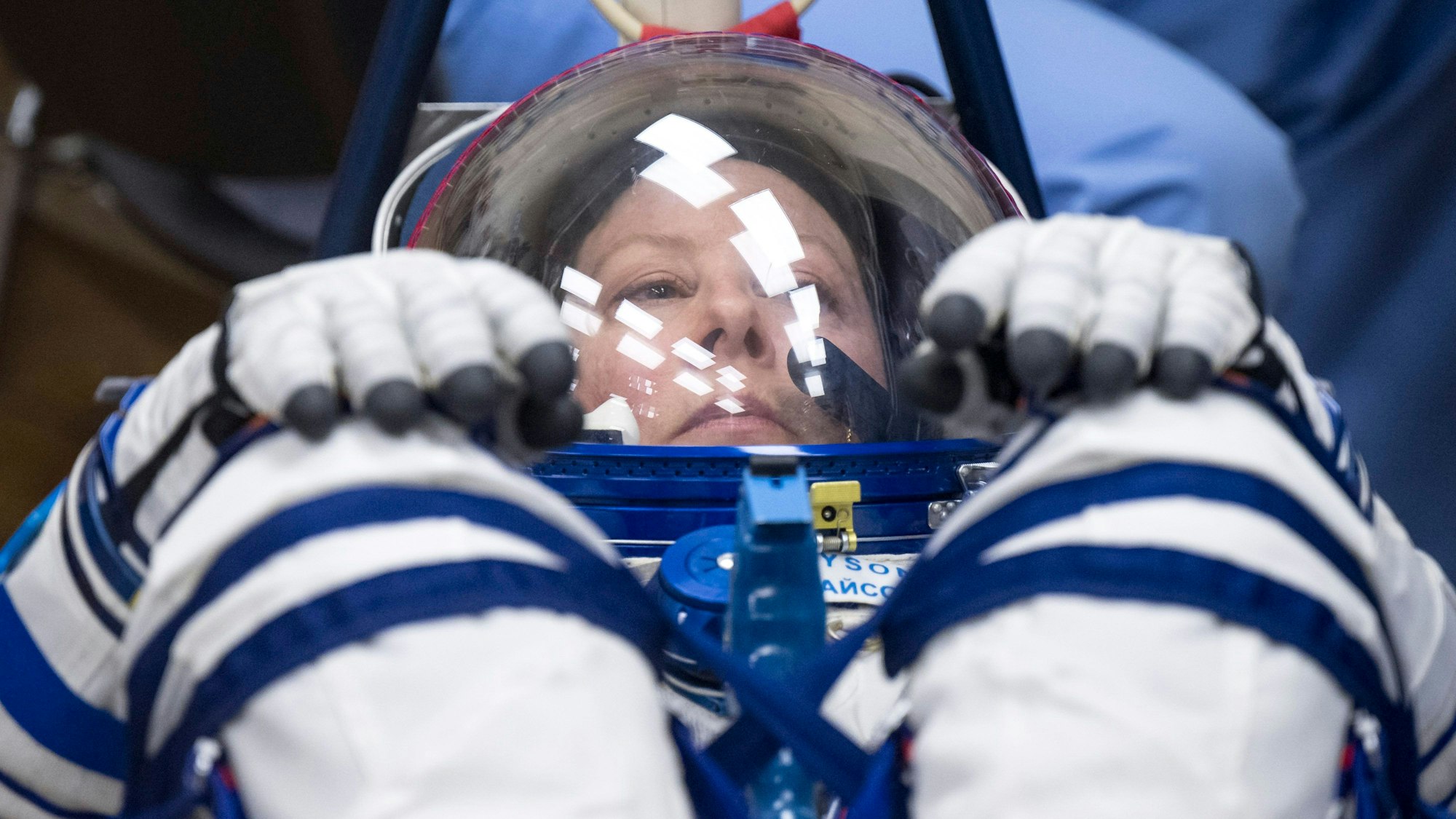 Die NASA-Astronautin Tracy Dyson, Expedition 71, lässt den Druck ihres russischen Sokol-Anzugs überprüfen, während sie sich zusammen mit dem Roscosmos-Kosmonauten Oleg Novitskiy und Raumfahrerin Marina Vasilevskaya aus Belarus auf ihren Sojus-Start zur Internationalen Raumstation (ISS) vorbereitet. (Archivbild)
