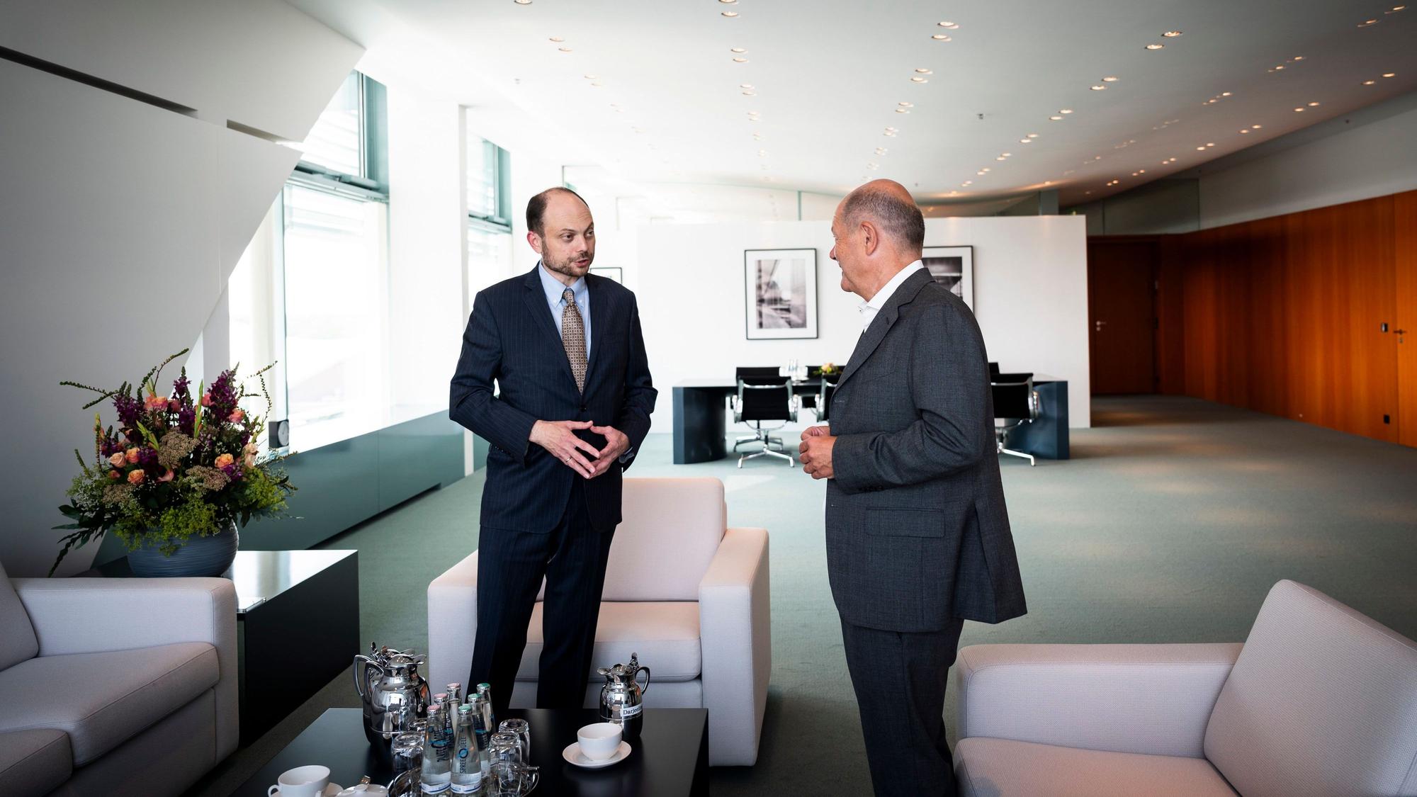 Bundeskanzler Olaf Scholz (r, SPD) unterhält sich Anfang September mit Wladimir Kara-Mursa, russisch-britischer Politiker und Journalist, im Bundeskanzleramt.