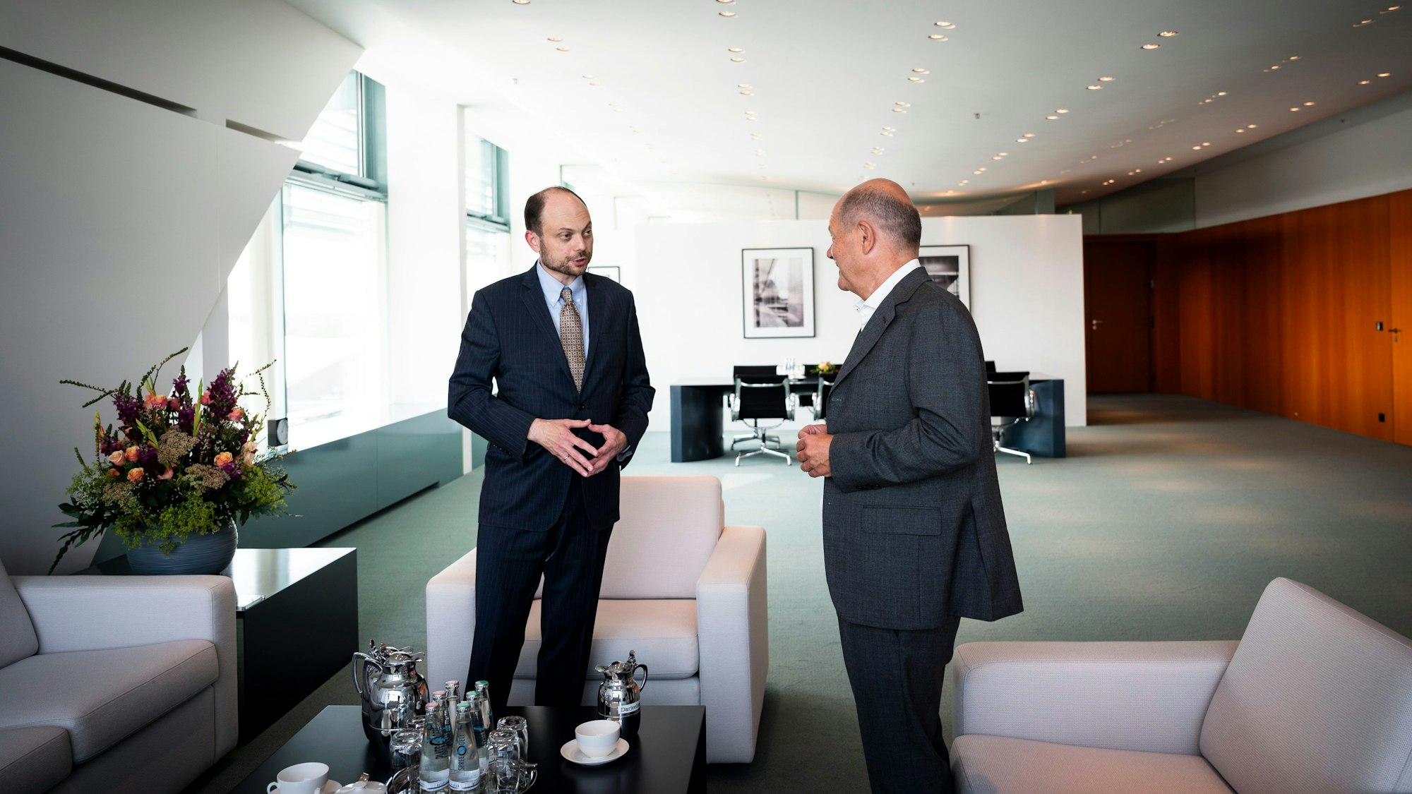 Bundeskanzler Olaf Scholz (r, SPD) unterhält sich Anfang September mit Wladimir Kara-Mursa, russisch-britischer Politiker und Journalist, im Bundeskanzleramt.