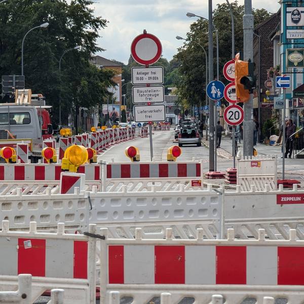 Das Foto zeigt die Absperrungen vor der Baustelle an der Luxemburger Straße.