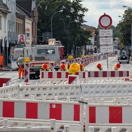 Das Foto zeigt die Absperrungen vor der Baustelle an der Luxemburger Straße.