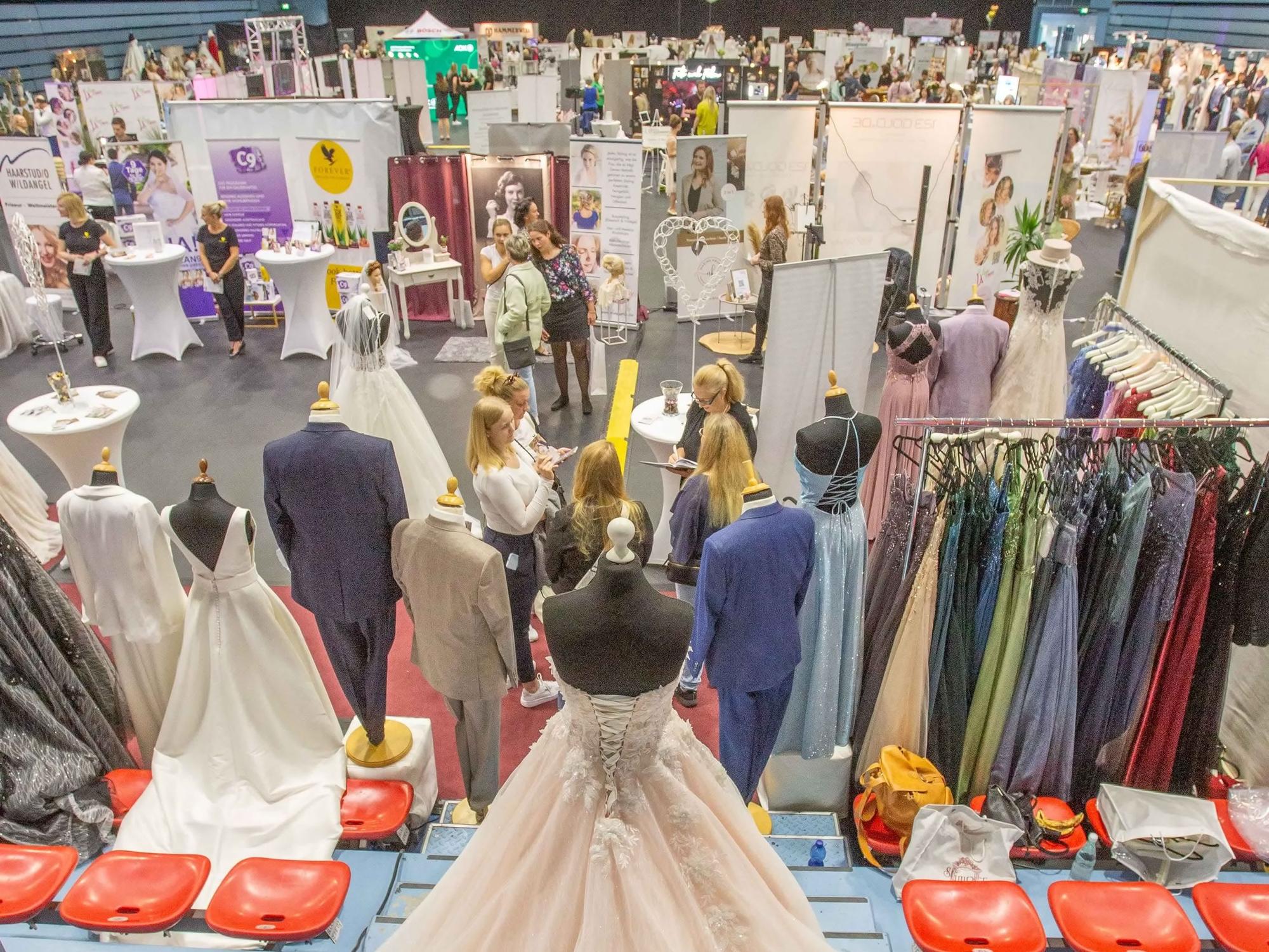 Die große Schwalbe-Arena in der Kreisstadt bot Raum für mehr als 80 Aussteller rund ums Thema Hochzeit.