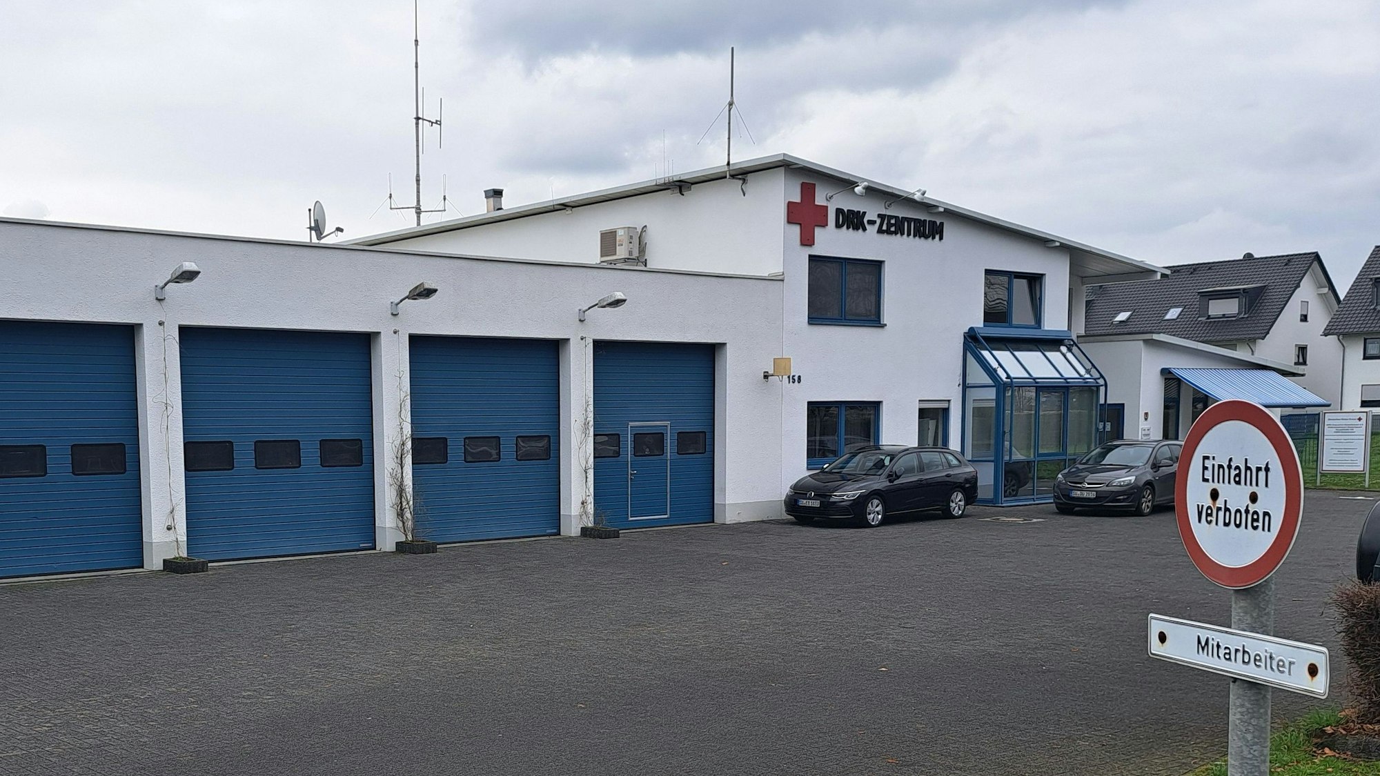 Die Deutsche Rote Kreuz in Niederkassel will eine neue Rettungswache bauen. Bislang befindet sie sich an der Hauptstraße im Norden von Niederkassel-Ort.