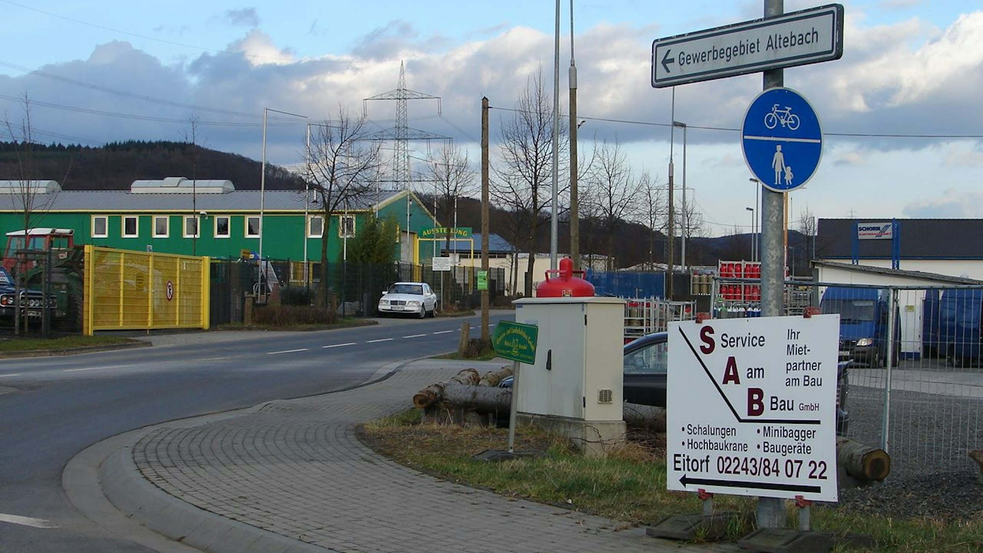 Die Straße zum Gewerbegebiet Altebach.