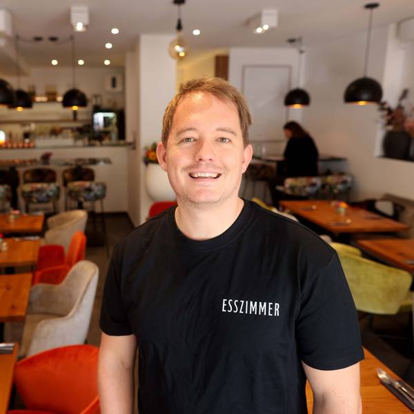 Alexander Marx steht in seinem Restaurant.