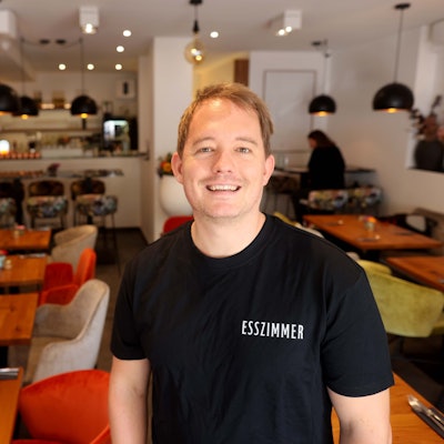 Alexander Marx steht in seinem Restaurant.