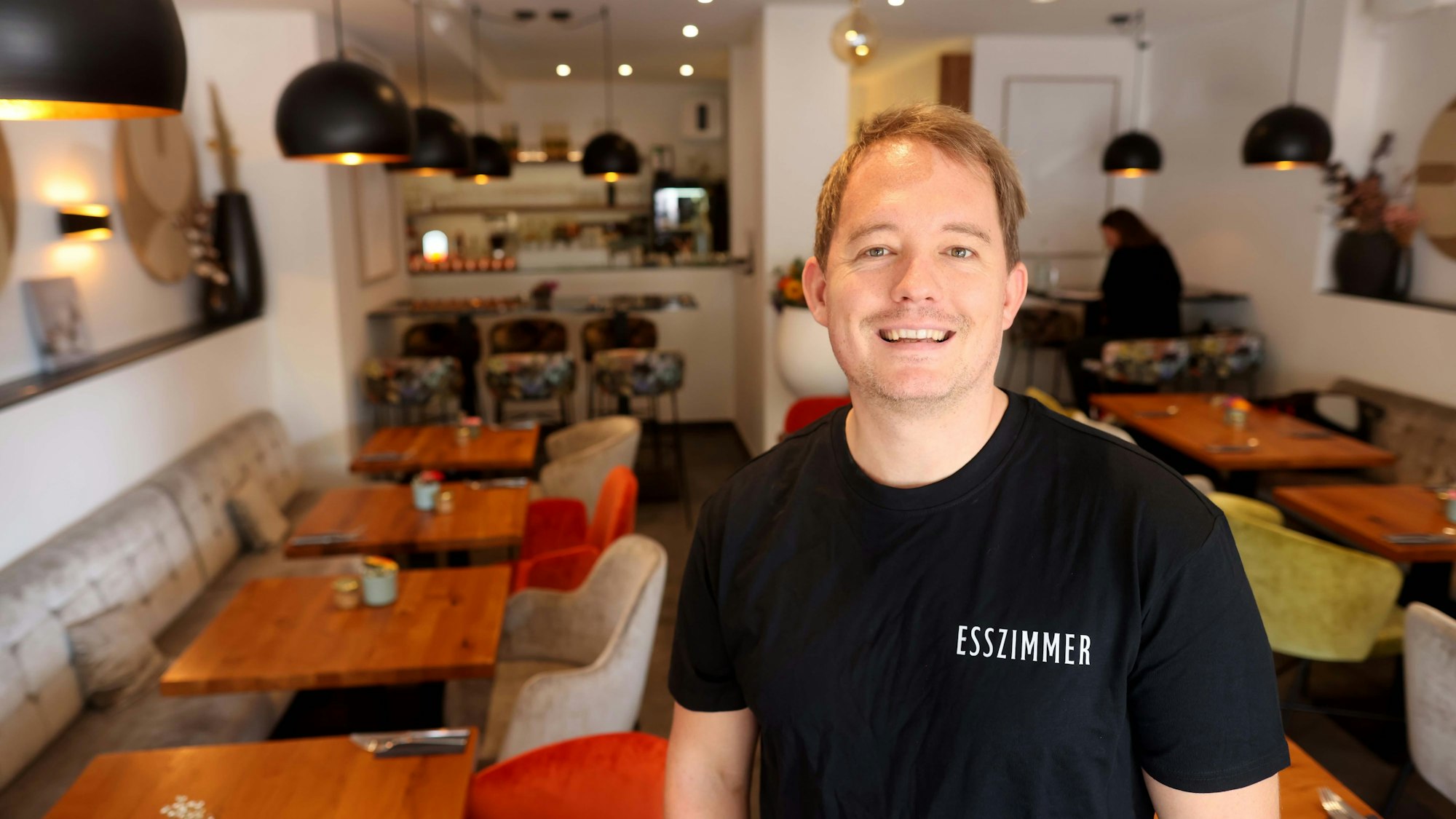 Alexander Marx steht in seinem Restaurant.