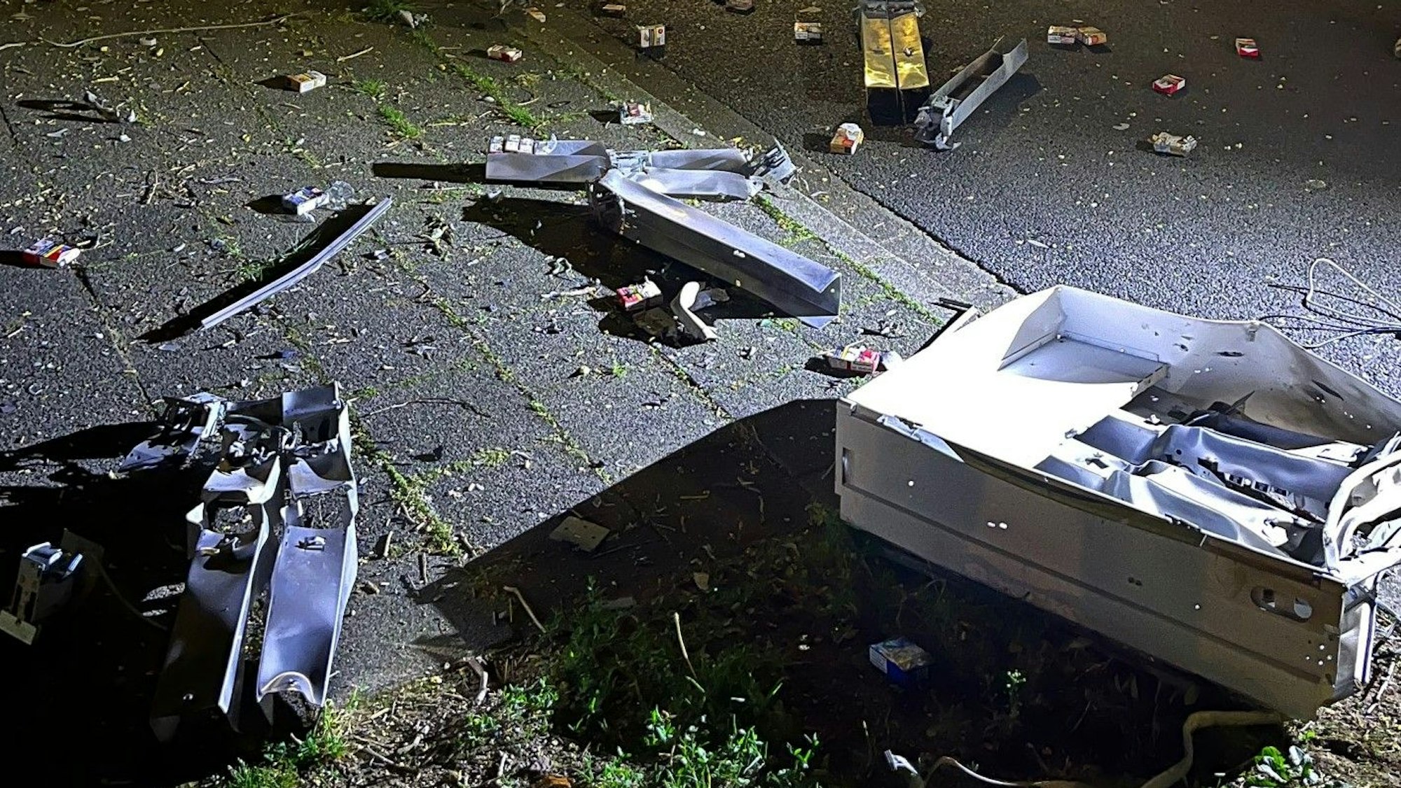 Auf dem Symbolbild ist ein zerstörter Zigarettenautomat zu sehen.