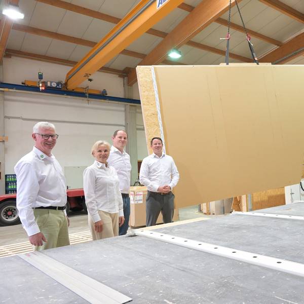 Ulrich, Christiane, Fabian und Florian Hamacher (v.l.) stehen in der Produktionshalle ihres Unternehmens. Hier werden die Wände für die Gebäude zum größten Teil aufgebaut.
