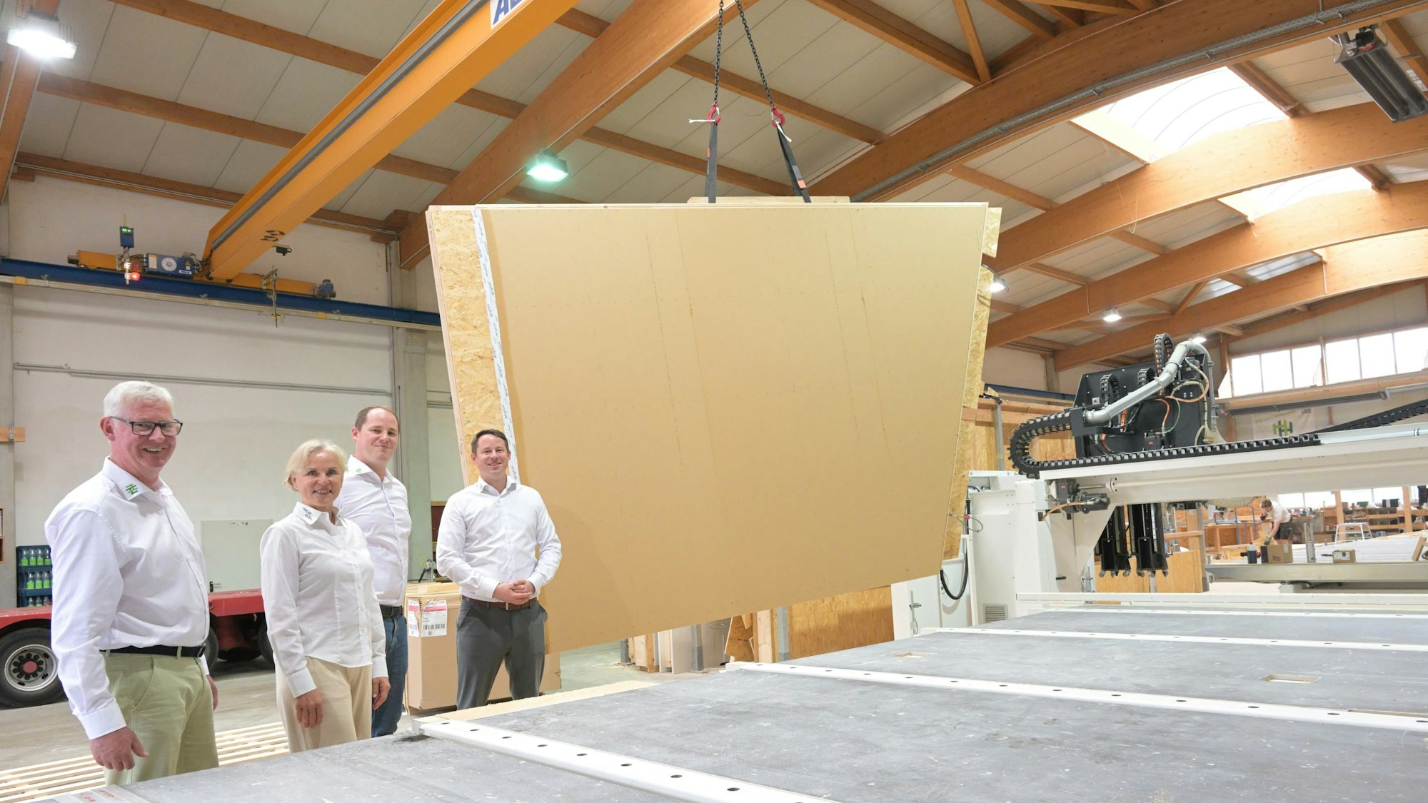 Ulrich, Christiane, Fabian und Florian Hamacher (v.l.) stehen in der Produktionshalle ihres Unternehmens. Hier werden die Wände für die Gebäude zum größten Teil aufgebaut.