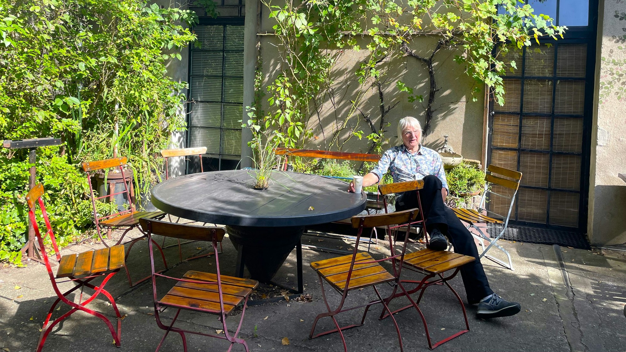 Ringo betreibt seit 43 Jahren das Künstlercafé auf dem Gelände der Wachsfabrik und träumt von den alten Zeiten, als es hier noch beschaulich war.