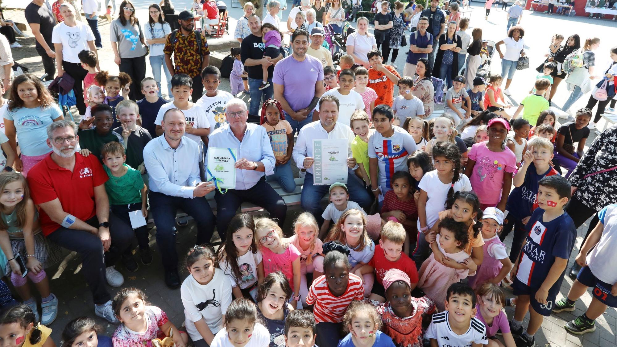 Eine große Gruppe von Kindern und mittendrin einige Erwachsene