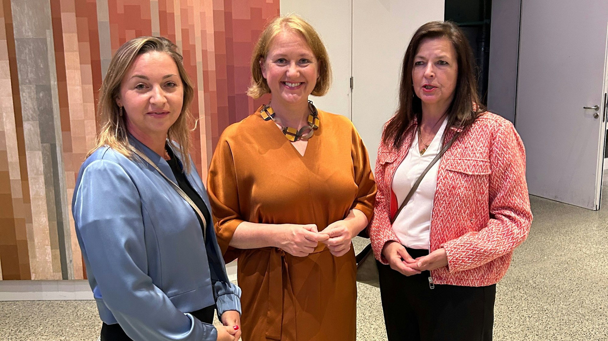 Nina Sommer, Bundesministerin Lisa Paus und Carmen Muñoz-Berz.