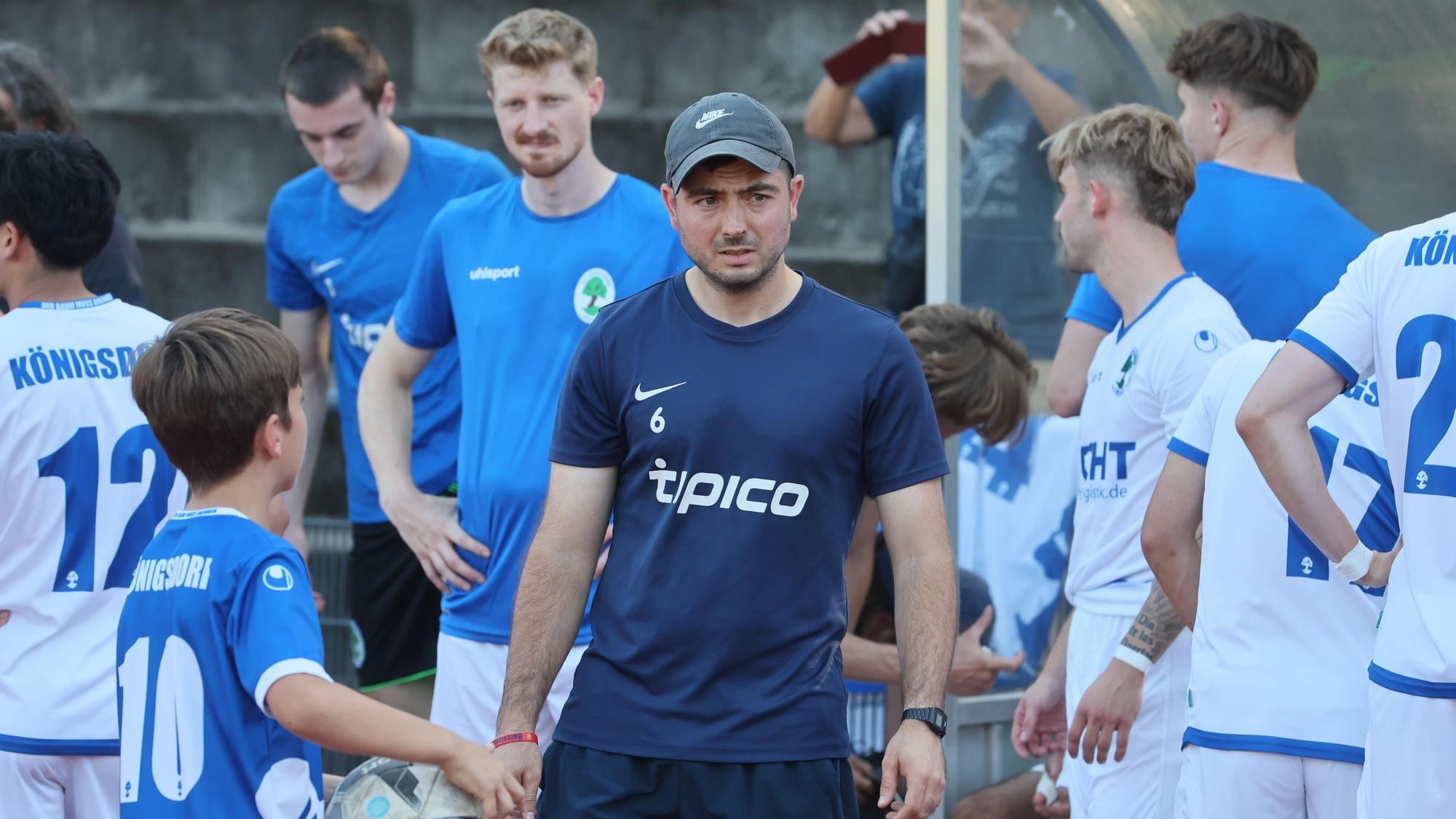 Zu sehen ist der Trainer einer Fußballmannschaft.