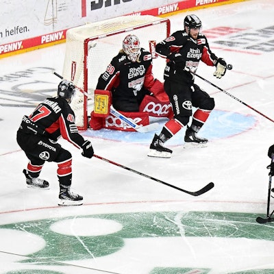Eishockey DEL - 2. Spieltag: Kölner Haie vs Adler Mannheim am 22.09.2024 in der LANXESS arena in Köln Kölns Brady Austin Nr.57 blockt einen Schuss von Mannheims Kris Bennett Nr.21