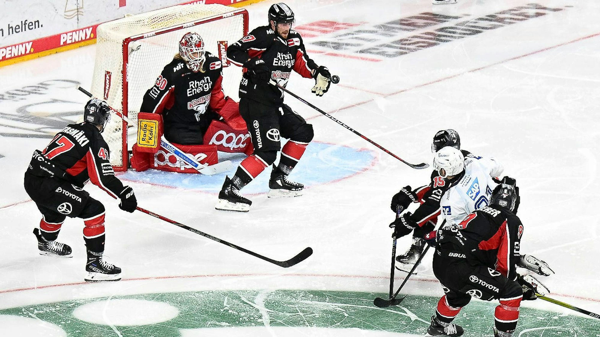Eishockey DEL - 2. Spieltag: Kölner Haie vs Adler Mannheim am 22.09.2024 in der LANXESS arena in Köln Kölns Brady Austin Nr.57 blockt einen Schuss von Mannheims Kris Bennett Nr.21