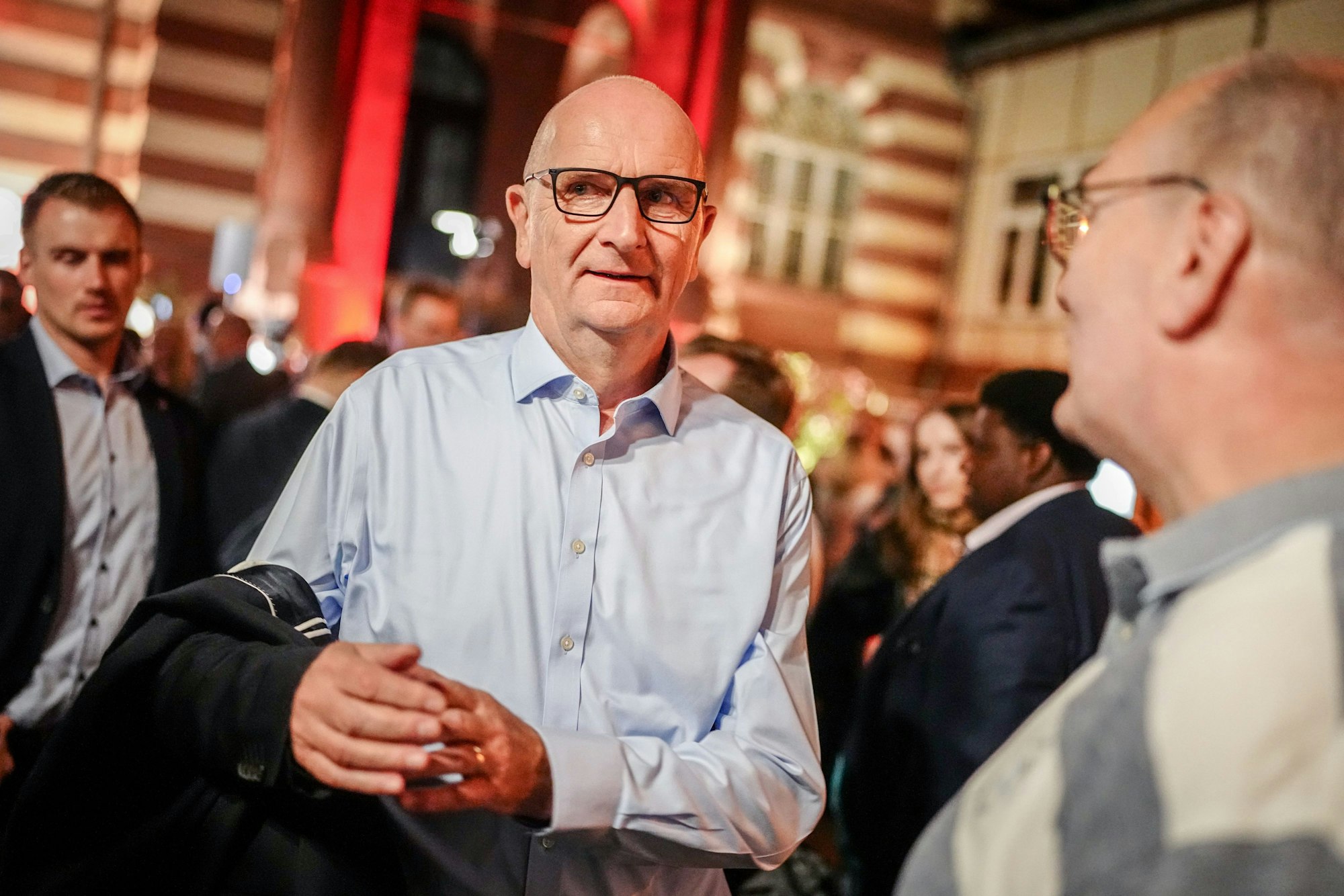 22.09.2024, Brandenburg, Potsdam: Dietmar Woidke (SPD), Ministerpräsident von Brandenburg, legt sein Sakko bei der SPD-Wahlparty ab. Brandenburg hat einen neuen Landtag gewählt. Foto: Kay Nietfeld/dpa +++ dpa-Bildfunk +++