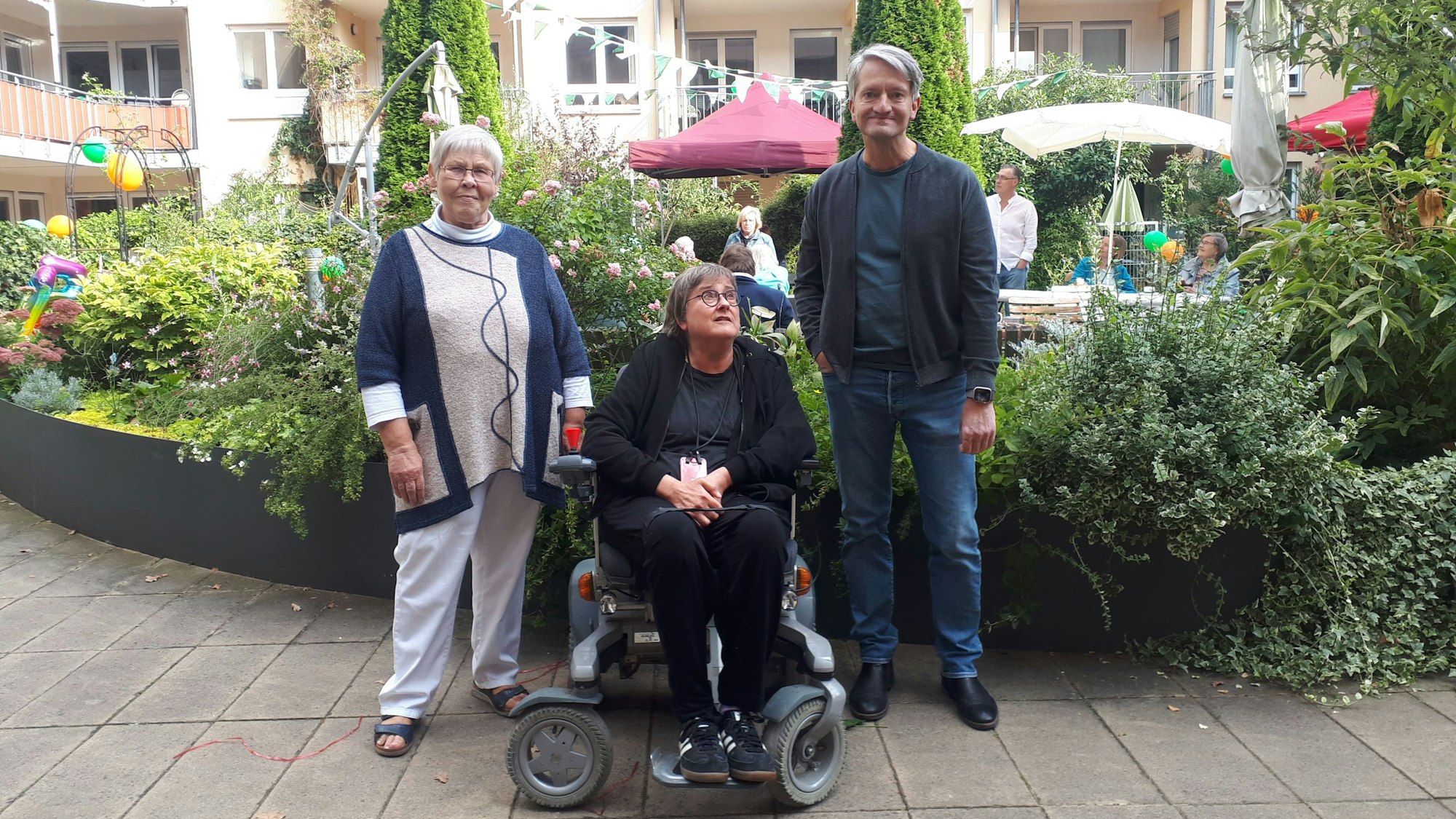 Freude über das 15-jährige Bestehen der Hausgemeinschaft: Elke Mörs, Ute Harrsen und Uwe Helms (v.l.) von Ledo.