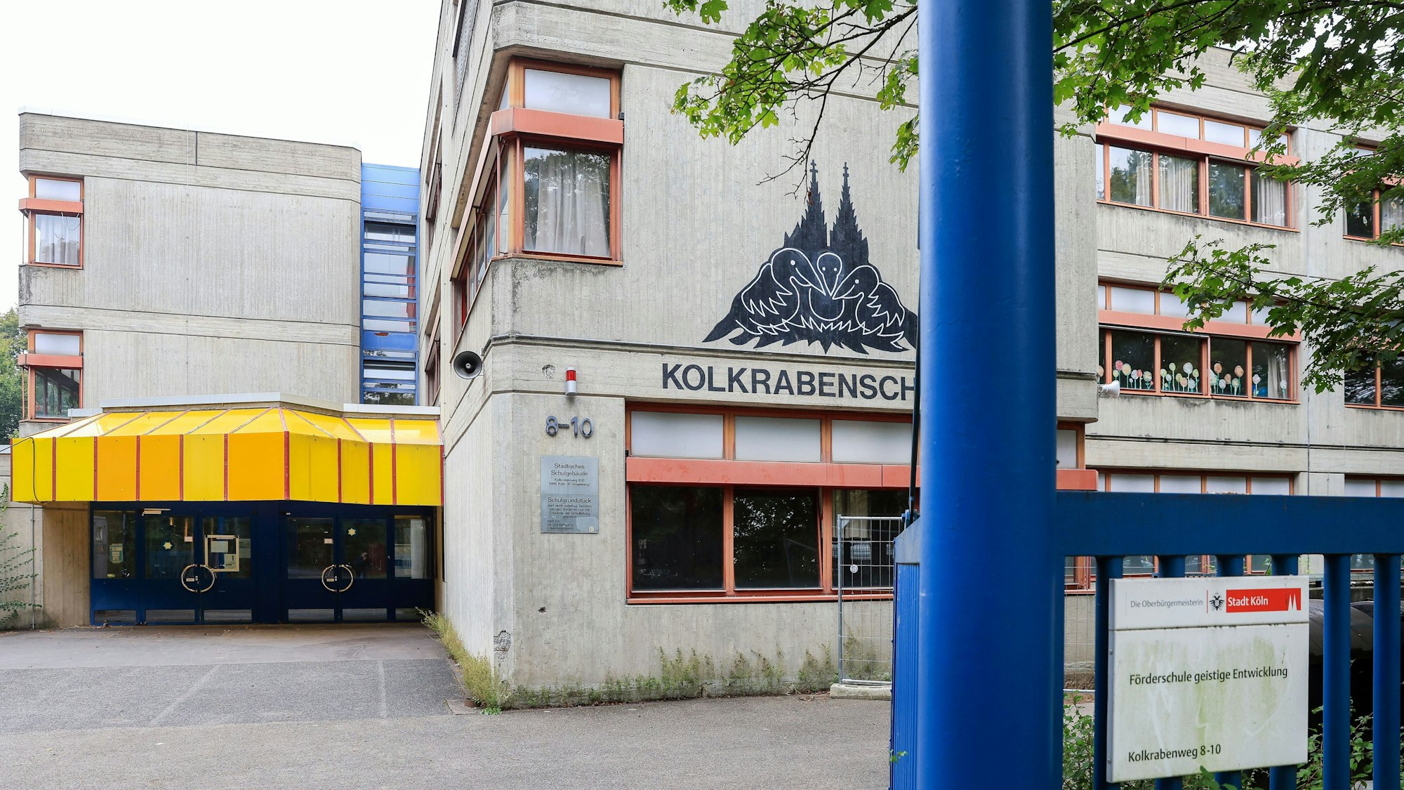 Blick auf ein Schulgebäude