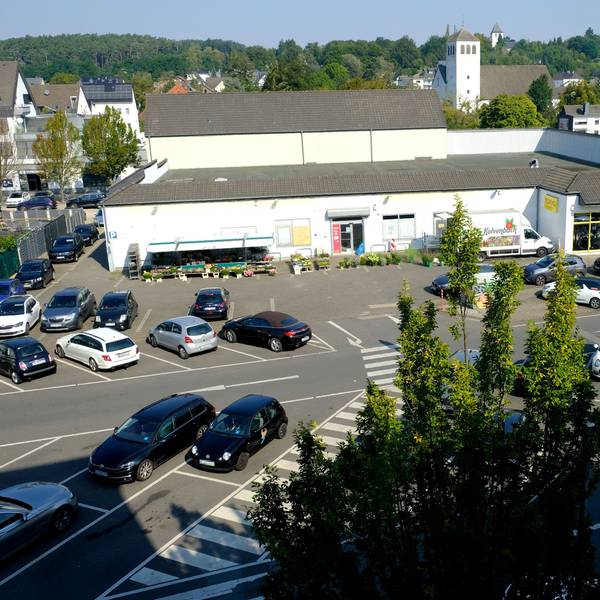 Der Bleibergplatz in Mechernich mit dem in die Jahre gekommenen Geschäftshaus, das im Zuge der Umsetzung der "Neuen Mitte" einem modernen Gebäude mit Tiefgarage weichen soll.