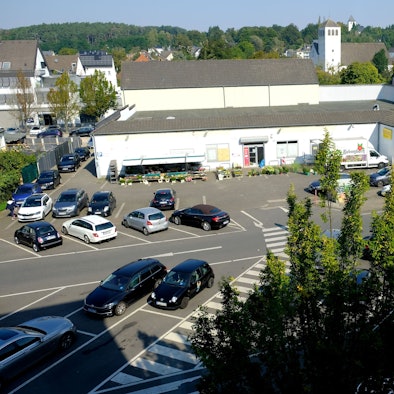 Der Bleibergplatz in Mechernich mit dem in die Jahre gekommenen Geschäftshaus, das im Zuge der Umsetzung der "Neuen Mitte" einem modernen Gebäude mit Tiefgarage weichen soll.