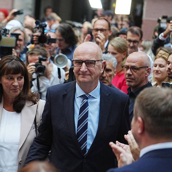 22.09.2024, Brandenburg, Potsdam: Dietmar Woidke, Ministerpräsdident und Vorsitzender der SPD in Brandenburg und seine Frau Susanne kommen nach Bekanntgabe der ersten Prognosen zur SPD-Wahlparty. In Brandenburg fand am Sonntag die Landtagswahl statt. Foto: Kay Nietfeld/dpa +++ dpa-Bildfunk +++