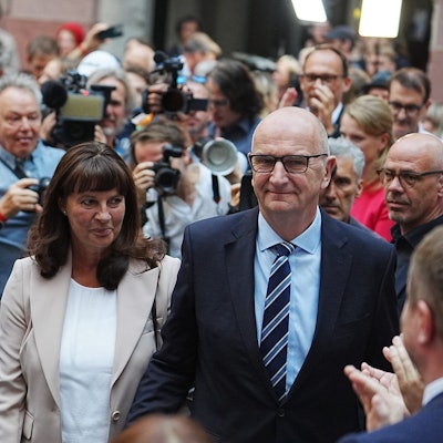 22.09.2024, Brandenburg, Potsdam: Dietmar Woidke, Ministerpräsdident und Vorsitzender der SPD in Brandenburg und seine Frau Susanne kommen nach Bekanntgabe der ersten Prognosen zur SPD-Wahlparty. In Brandenburg fand am Sonntag die Landtagswahl statt. Foto: Kay Nietfeld/dpa +++ dpa-Bildfunk +++