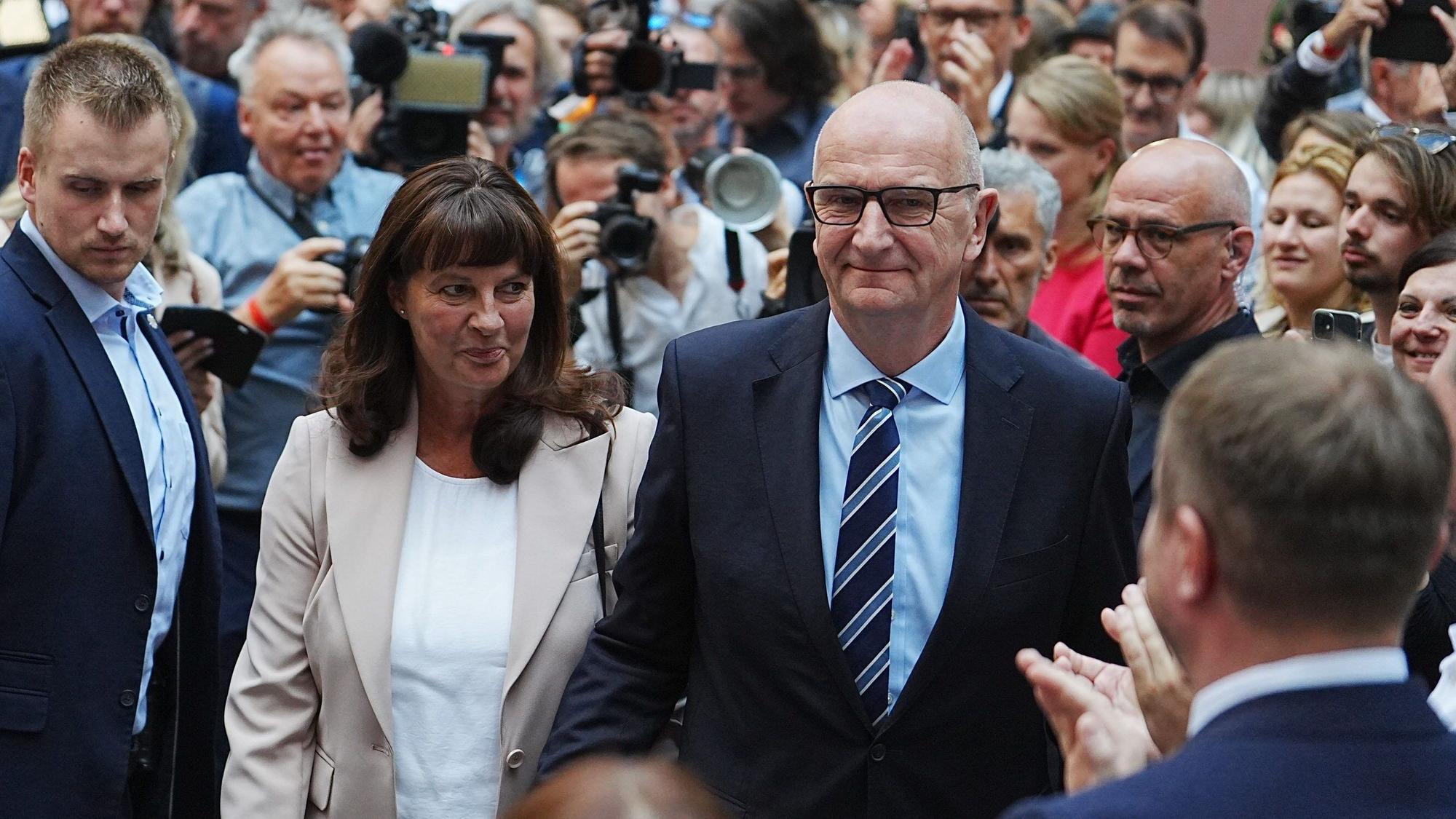 22.09.2024, Brandenburg, Potsdam: Dietmar Woidke, Ministerpräsdident und Vorsitzender der SPD in Brandenburg und seine Frau Susanne kommen nach Bekanntgabe der ersten Prognosen zur SPD-Wahlparty. In Brandenburg fand am Sonntag die Landtagswahl statt. Foto: Kay Nietfeld/dpa +++ dpa-Bildfunk +++