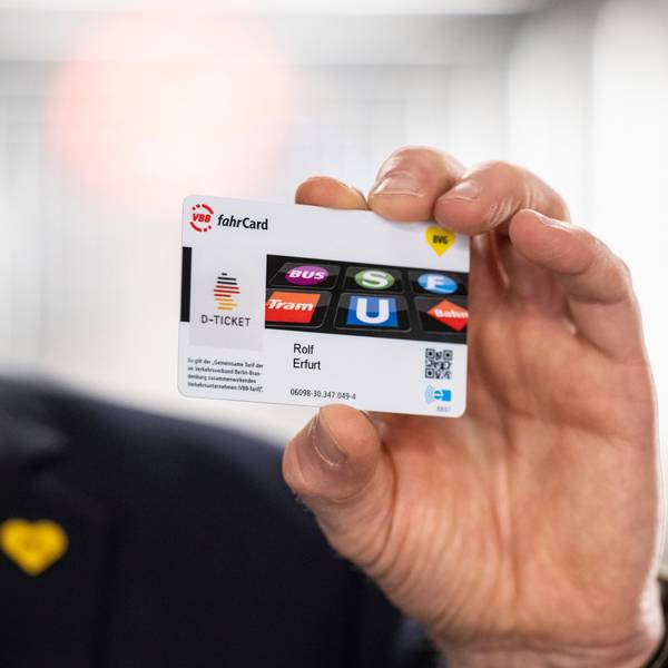 Rolf Erfurt, Vorstand Betrieb der Berliner Verkehrsbetriebe BVG, hält ein Deutschlandticket in der Hand. (Archivbild)
